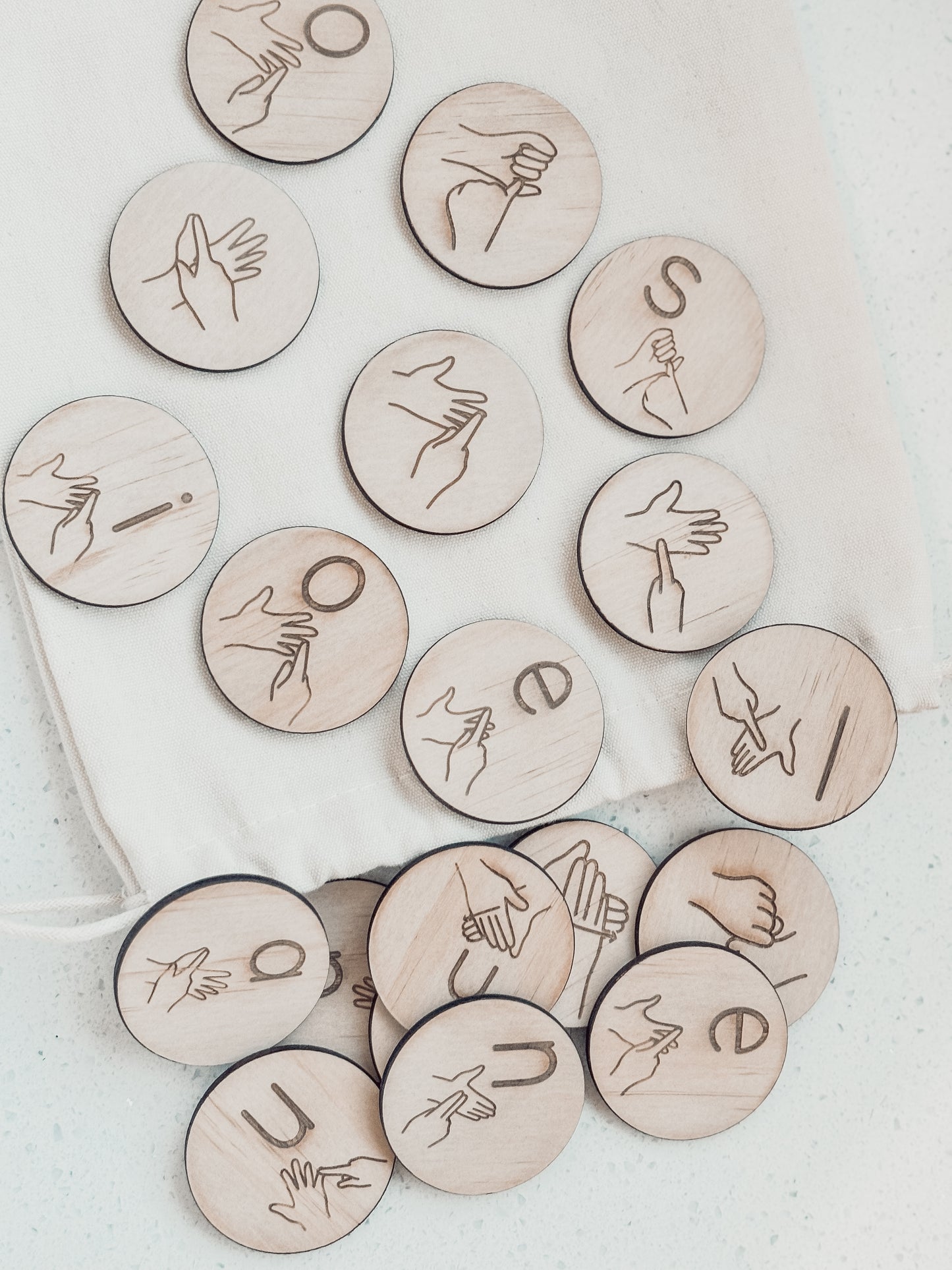 Auslan Alphabet/Common/Vowel tokens set - without magnets